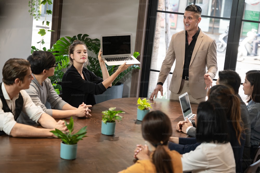 pessoa de negócios profissional reunião no escritório moderno, grupo de equipe de empresário discussão em equipe juntos no plano de negócios e equipe de brainstorming de cooperação
