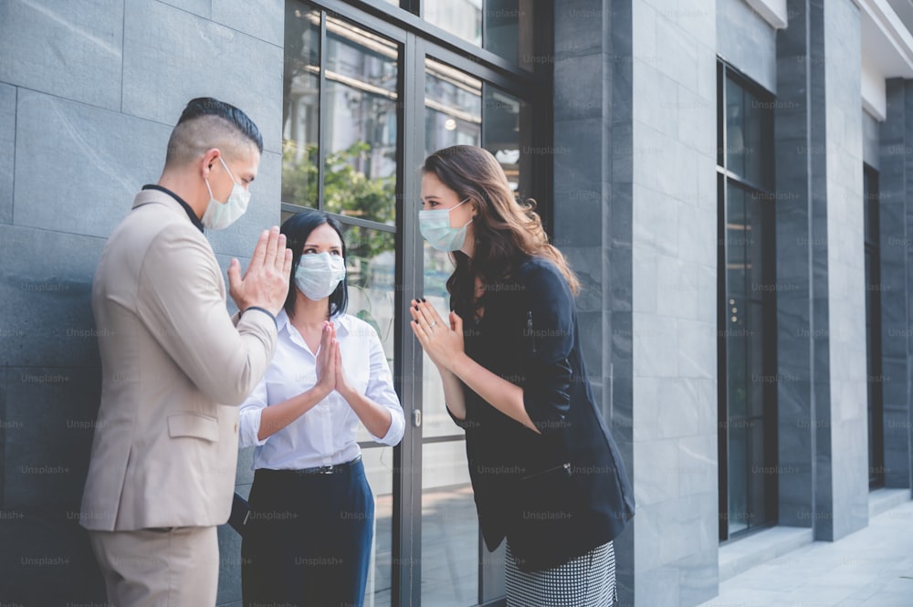 사업 협력 스타트업, 회의에 갈 때 안면 마스크를 착용하는 동료 사업가, 코로나바이러스 COVID-19로부터의 안전 보호, 코로나 바이러스 독감의 전염병 예방