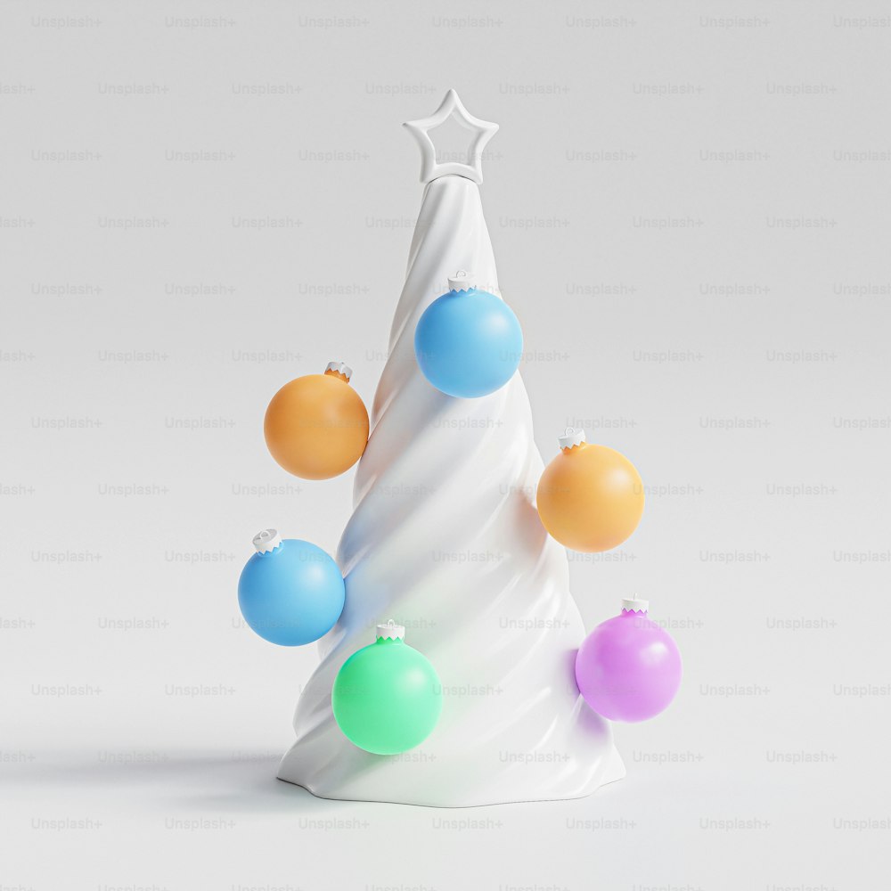 Un pequeño árbol de Navidad blanco con adornos multicolores