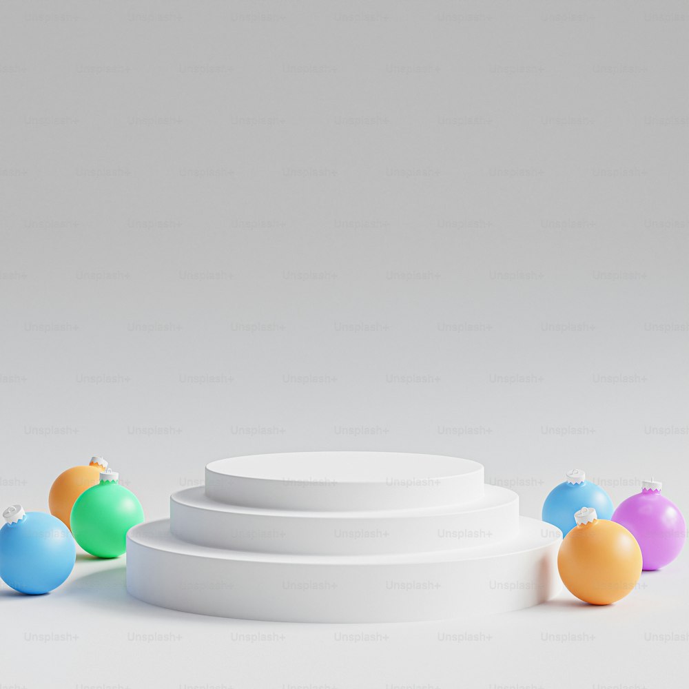 하얀 탁자 위에 앉아 있는 형��형색색의 장식품 그룹
