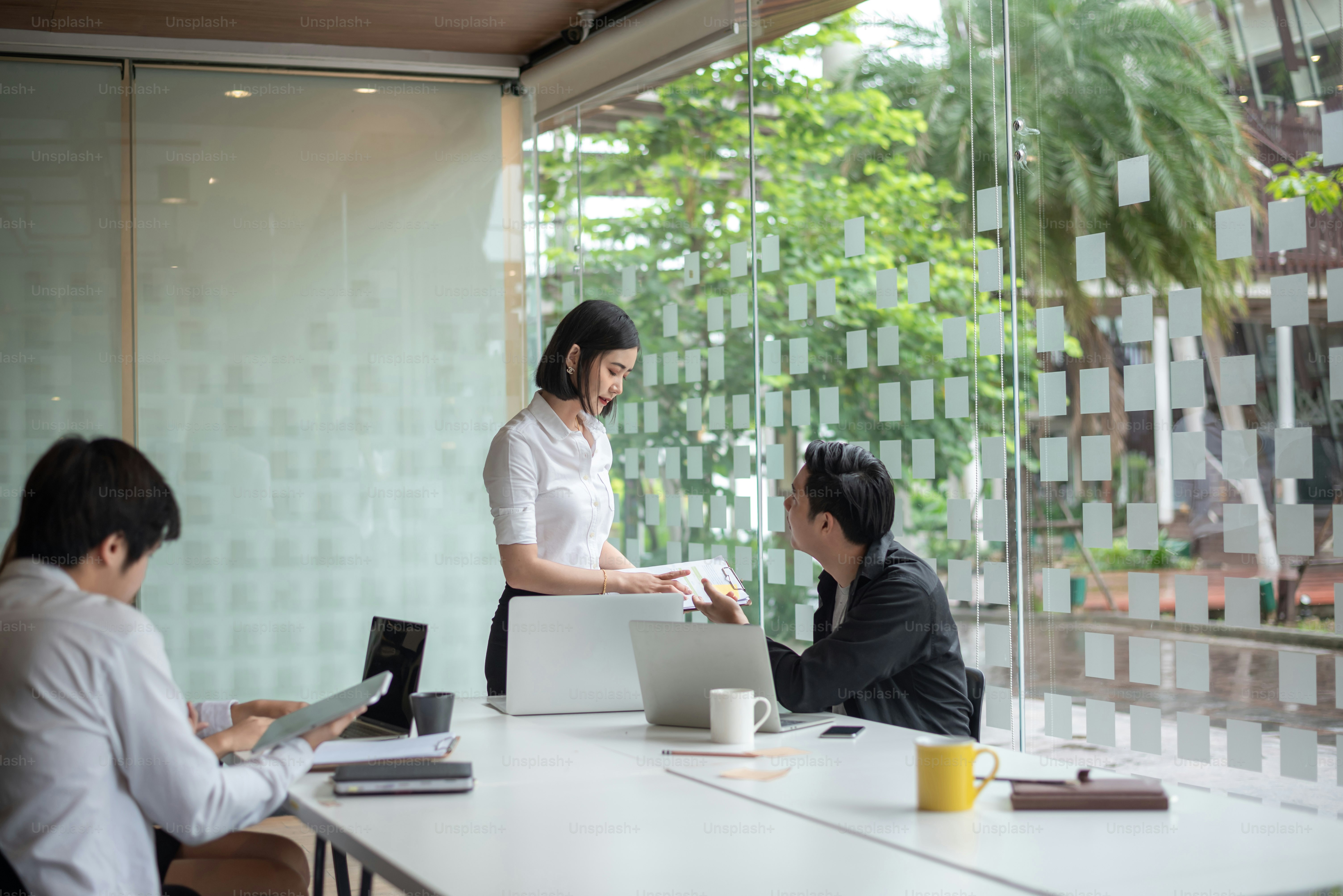 Gruppo di giovani imprenditori che fanno brainstorming in una riunione che avvia una nuova attività.