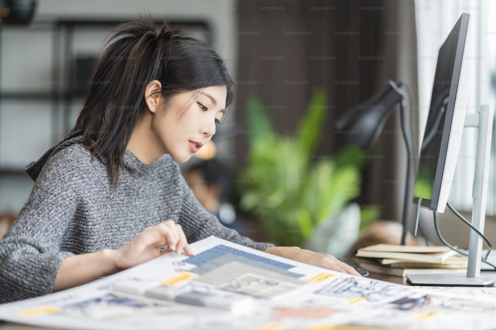 Mujer asiática adulta joven que trabaja en casa teleconferencia reunión en línea con socios comerciales concepto de cuarentena de aislamiento en el hogar