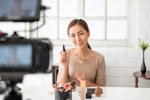 アジアの女性の美容ブロガー/vloggerの教育は、インターネットのオンライン放送ライブストリーミングを介して化粧品のチュートリアルをメイクアップします