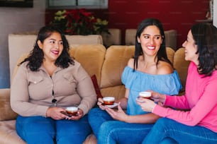 멕시코 시티의 집에서 커피를 마시고 있는 라틴 여성 친구들