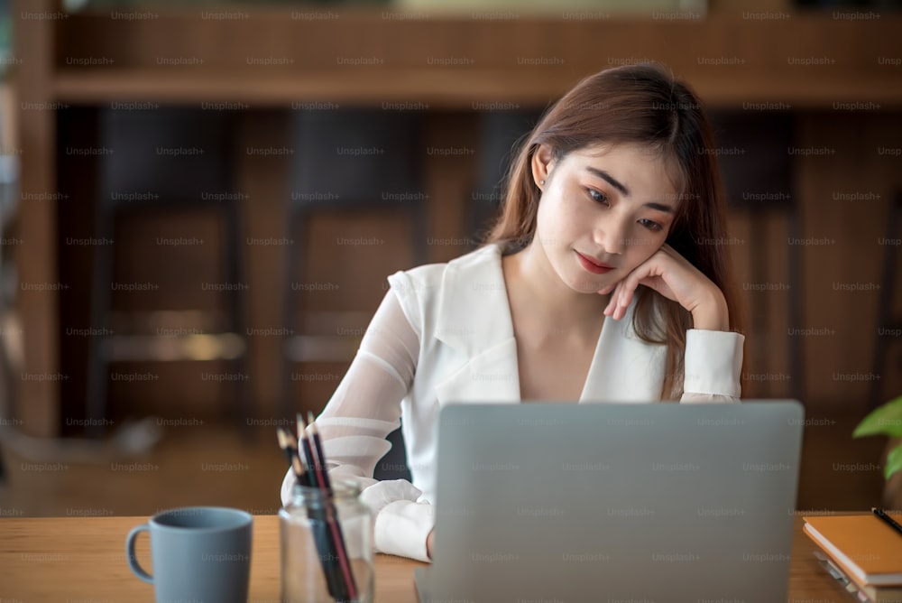 Junge asiatische Geschäftsfrau, die sich krank und müde oder erschöpft von der Büroarbeit fühlt.