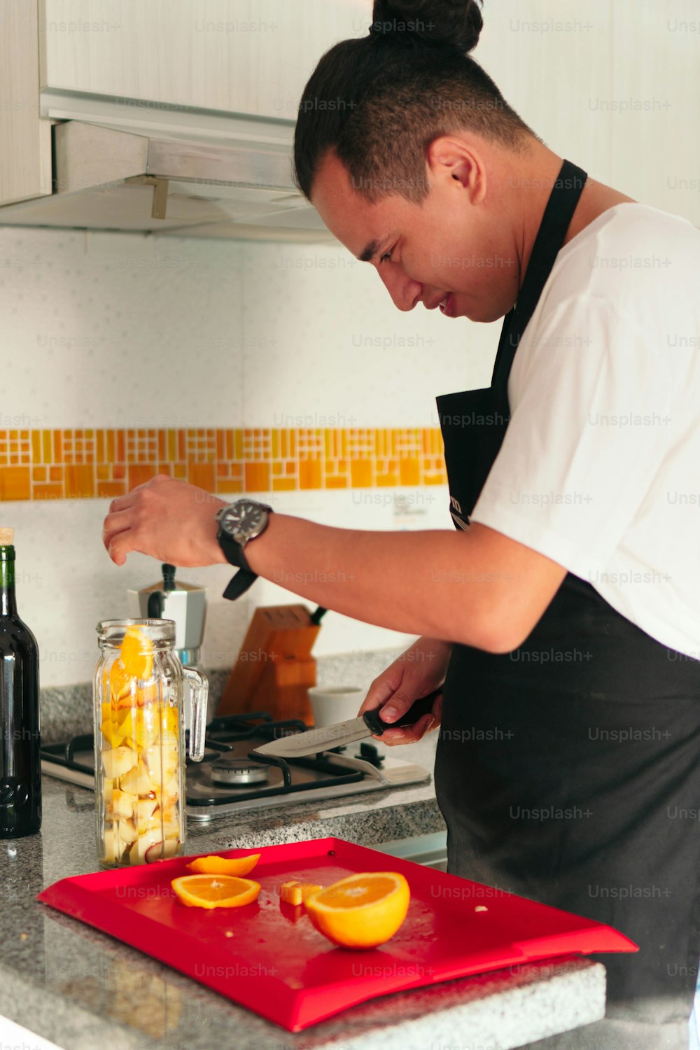 Mann bereitet Sangria für Hausparty, Hausmannskost Interieur. Hausgemachte Speisen und Getränke