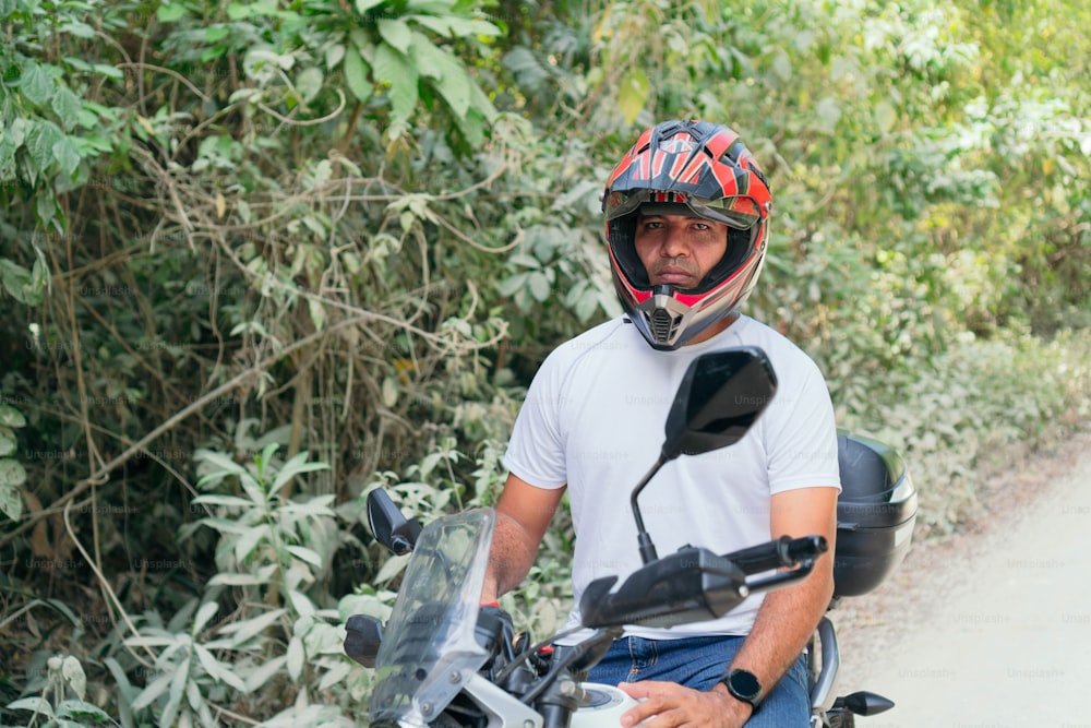 Motociclista pronto para pedalar em um campo rural