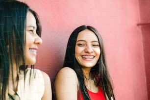 Portrait de deux jeunes femmes joyeuses souriant tout en parlant. concept d’amitié et de santé dentaire.