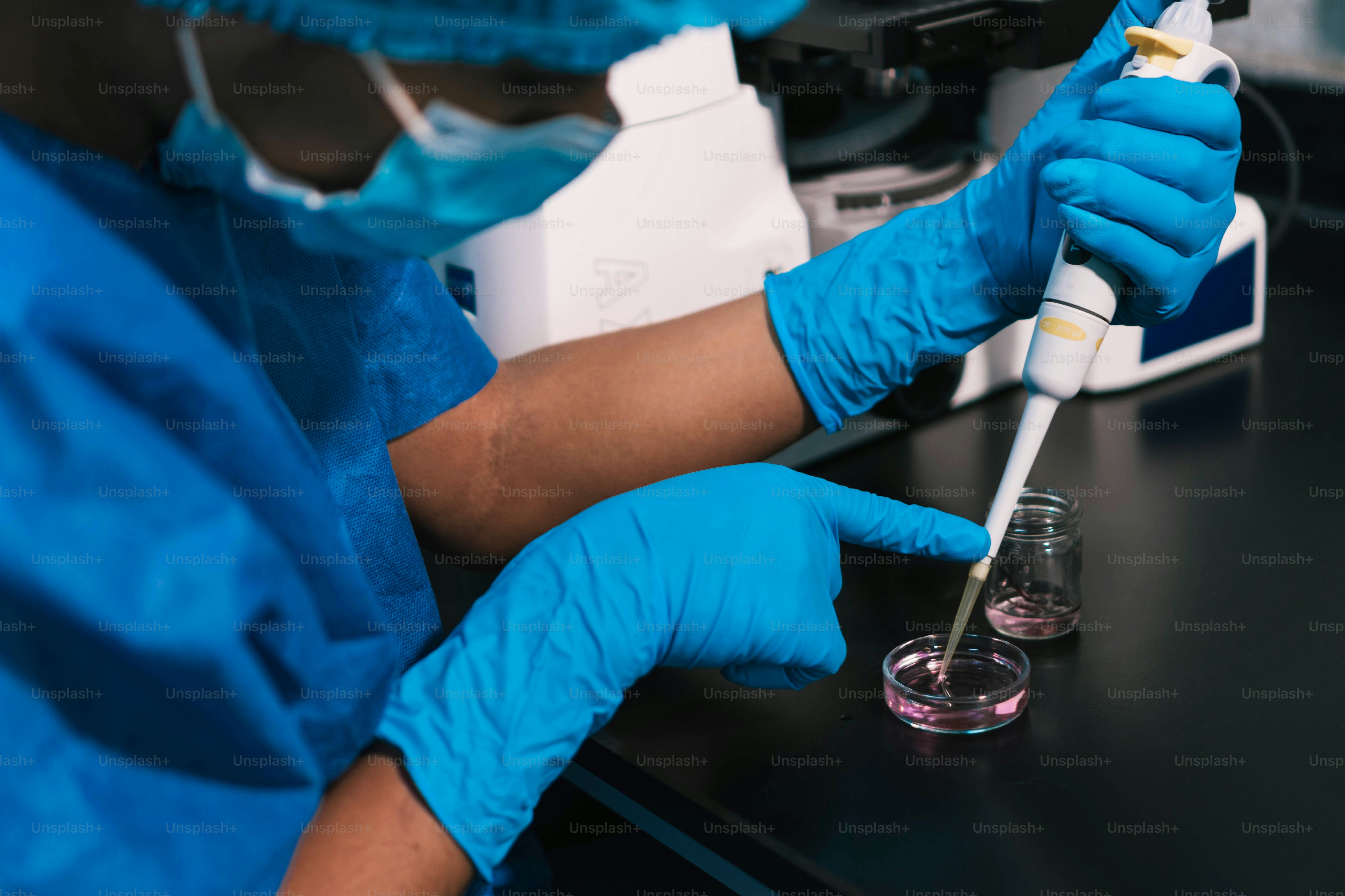 Biólogo que trabaja en el laboratorio con micropipetas