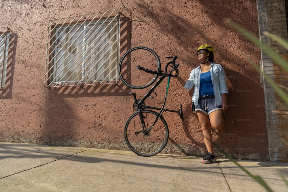 メキシコ人女性のポートレート、都市のサイクリスト、国際自転車デー