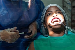 Dentista haciendo un chequeo dental