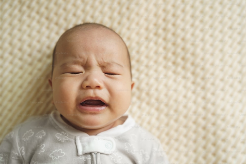 Bebé asiático llorando, Tristeza emociones, Sentimiento triste