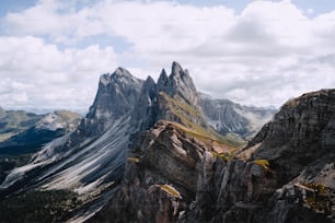 une vue d’une chaîne de montagnes depuis le sommet d’une montagne
