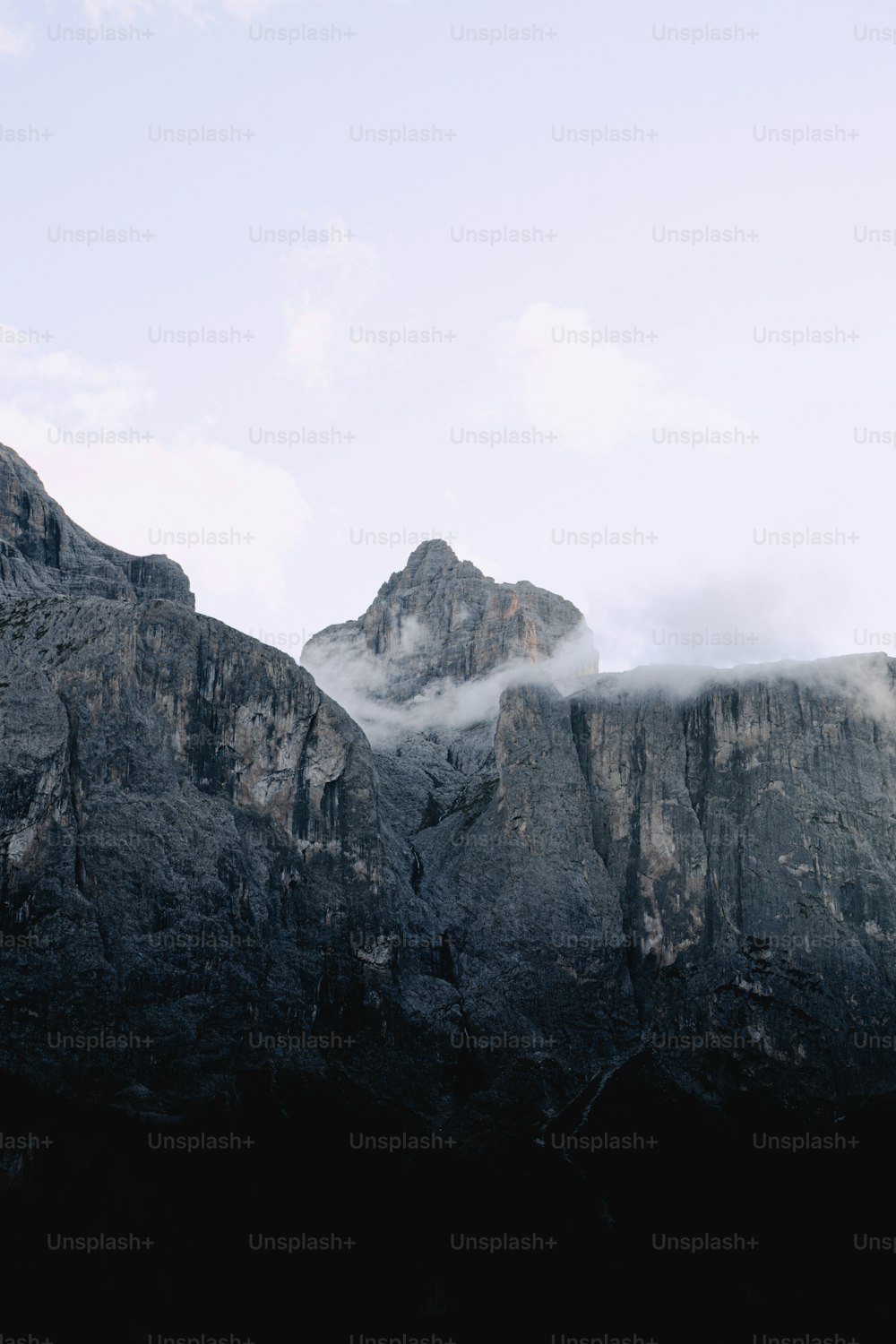 Una cadena montañosa con algunas nubes en el cielo
