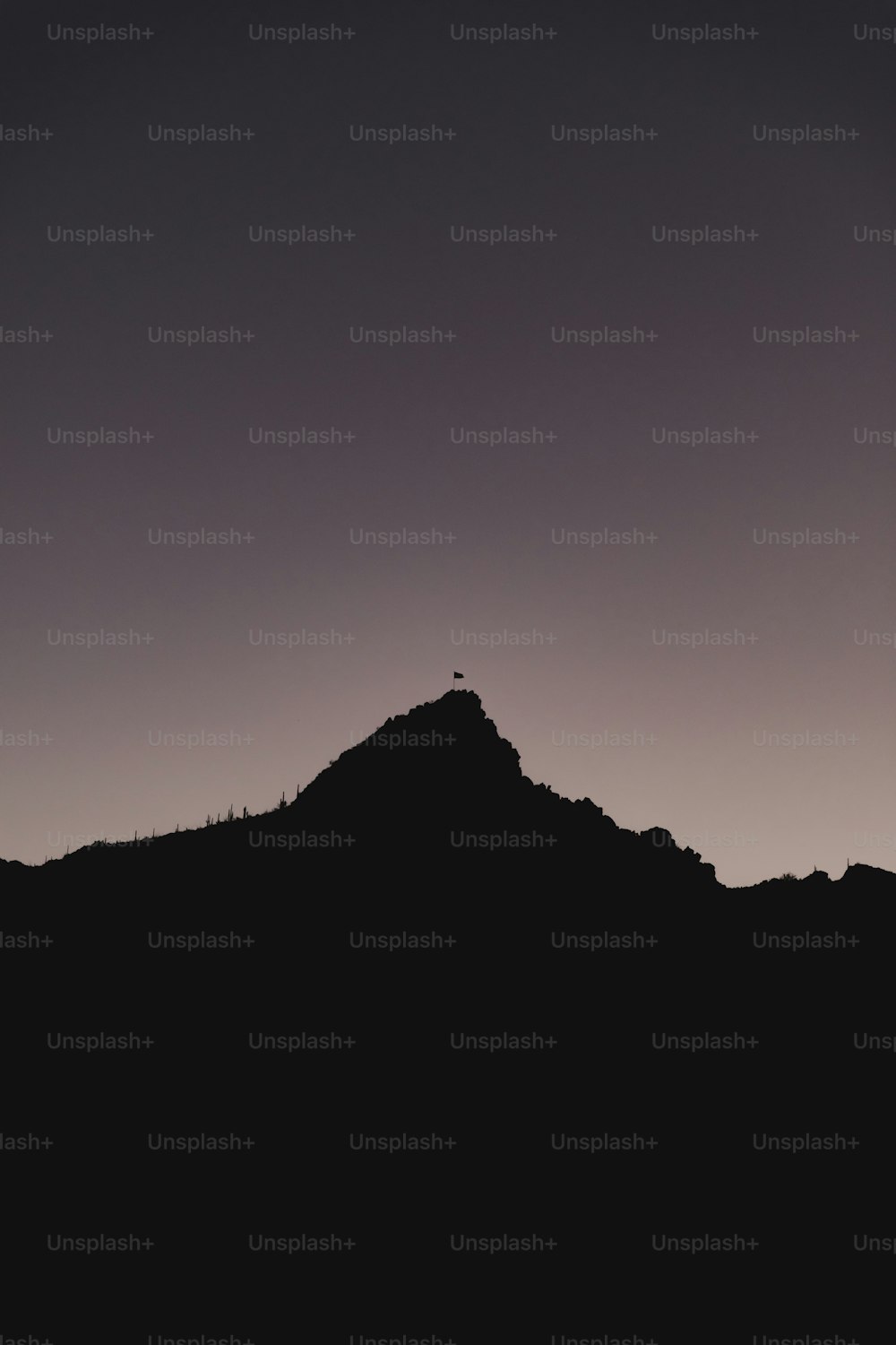 夕暮れ時の山の白黒写真