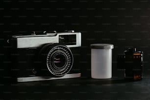 una cámara y un recipiente sobre una mesa