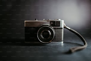 Una foto in bianco e nero di una fotocamera