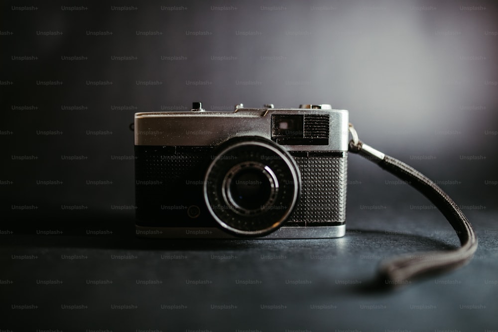 Una foto in bianco e nero di una fotocamera