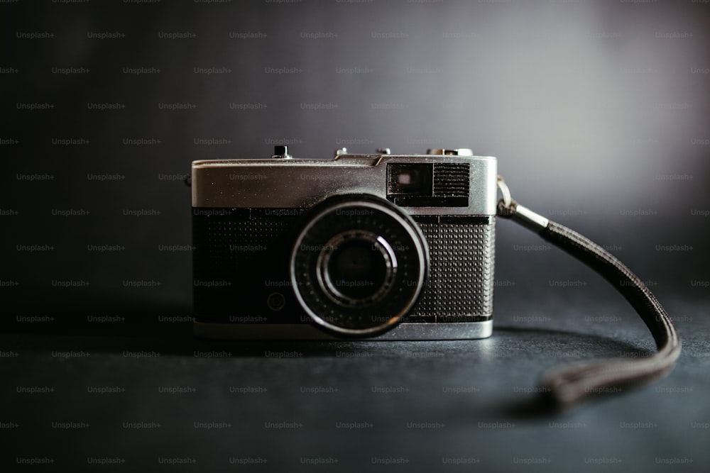 uma foto em preto e branco de uma câmera