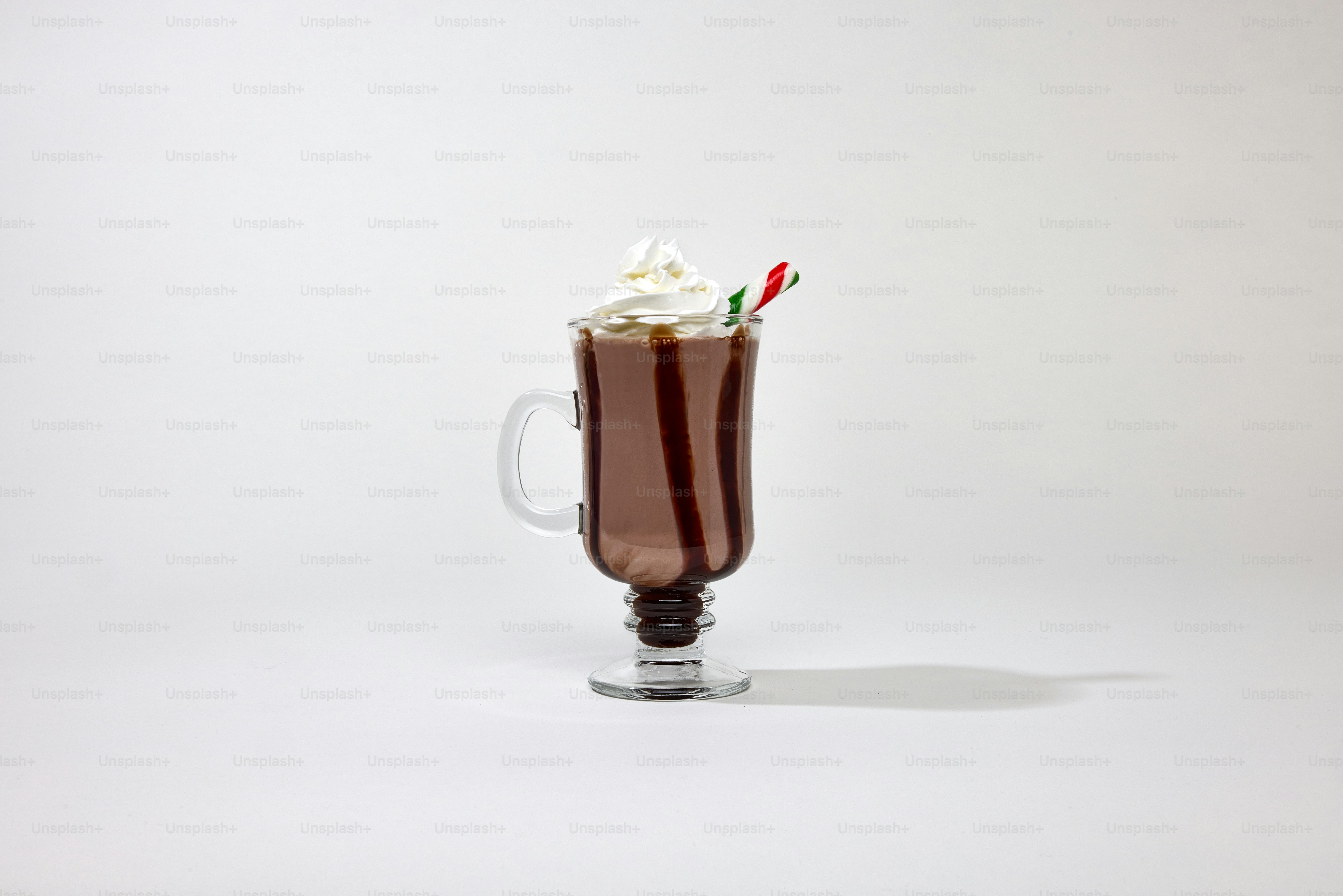 휘핑크림을 곁들인 핫초코 한 잔