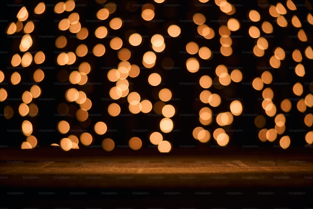 beaucoup de lumières qui sont dans l’obscurité