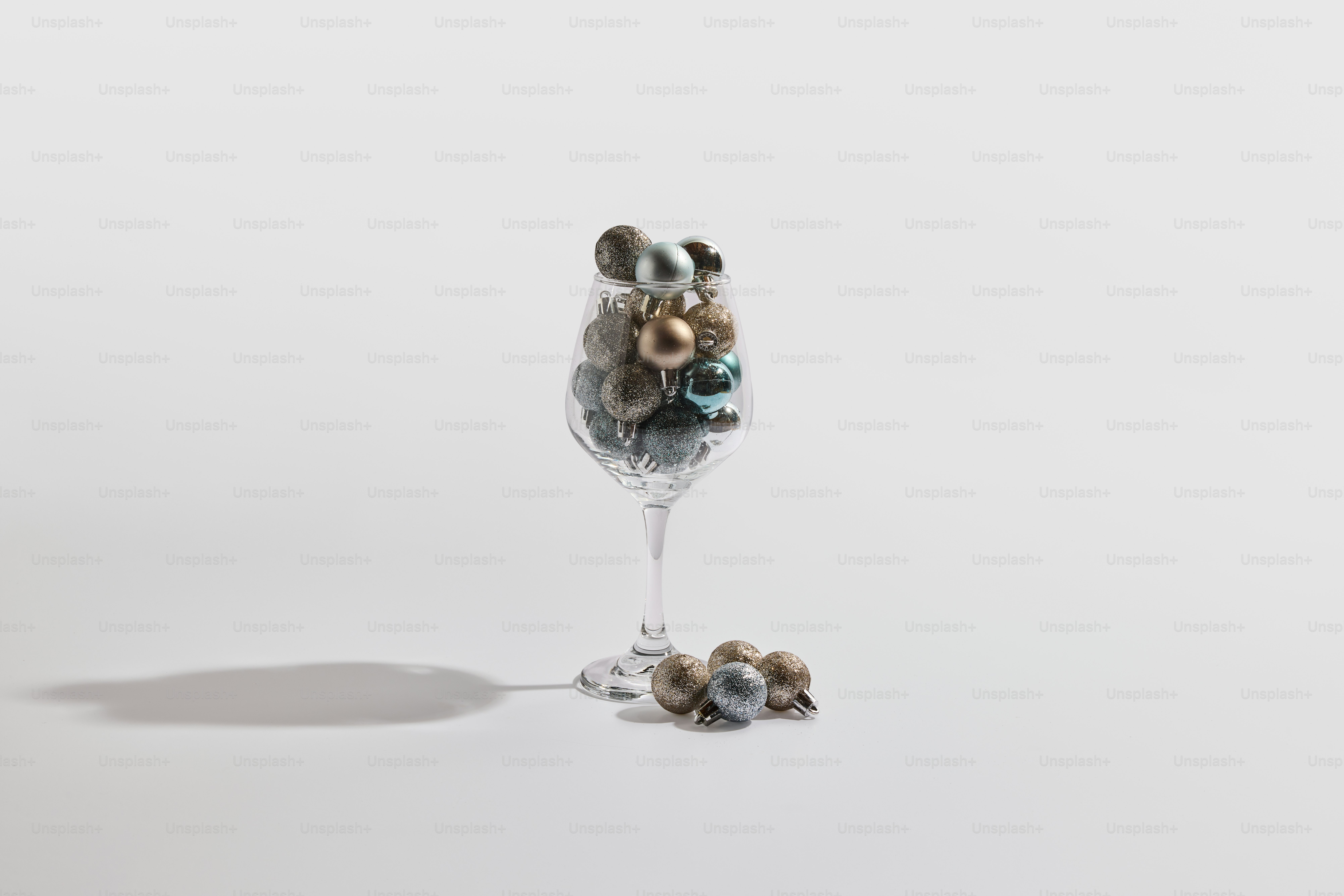 다양한 종류의 공으로 채워진 유리