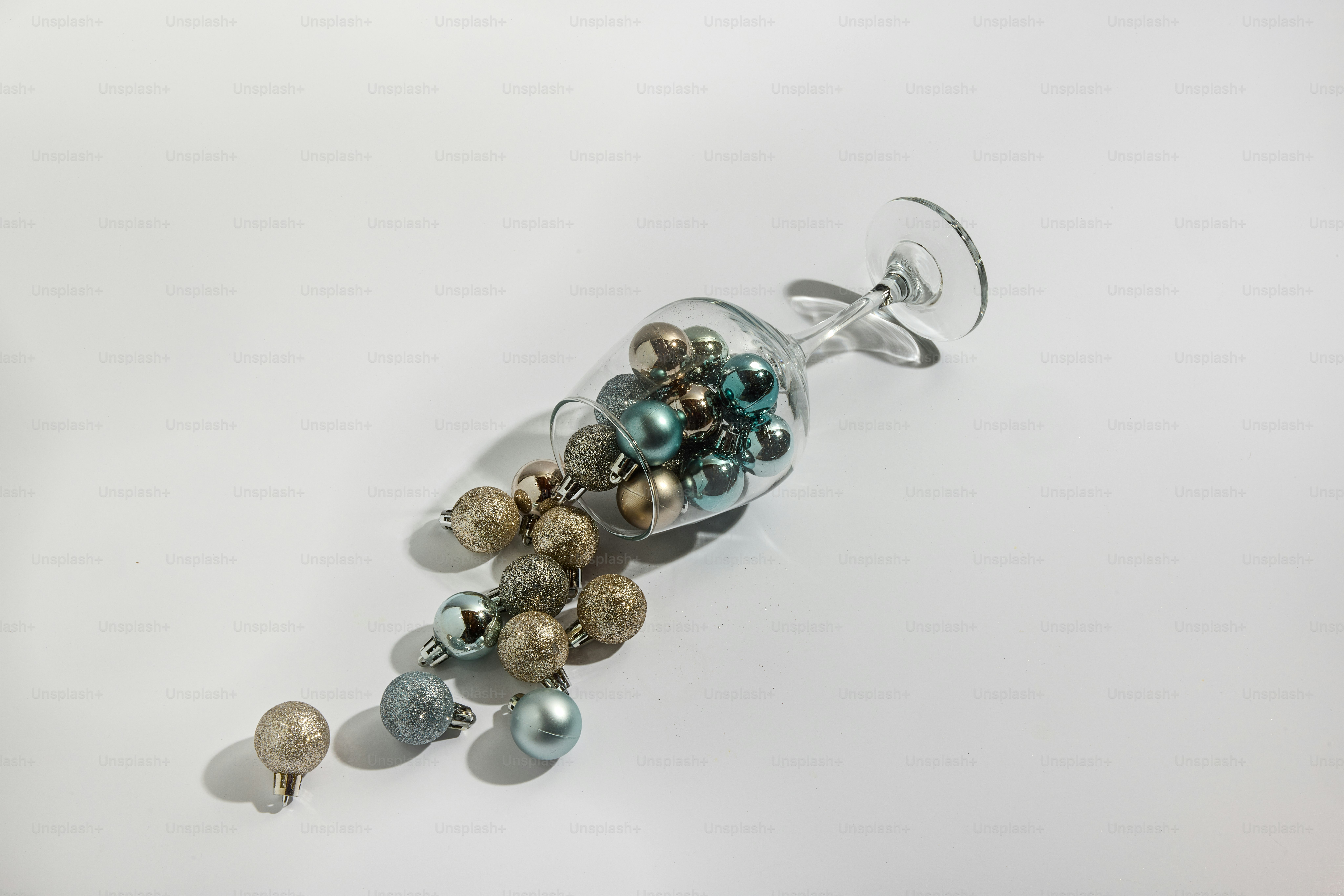 많은 장식품으로 가득 찬 와인 잔