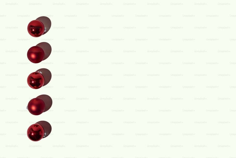 Una fila di palline rosse su sfondo bianco