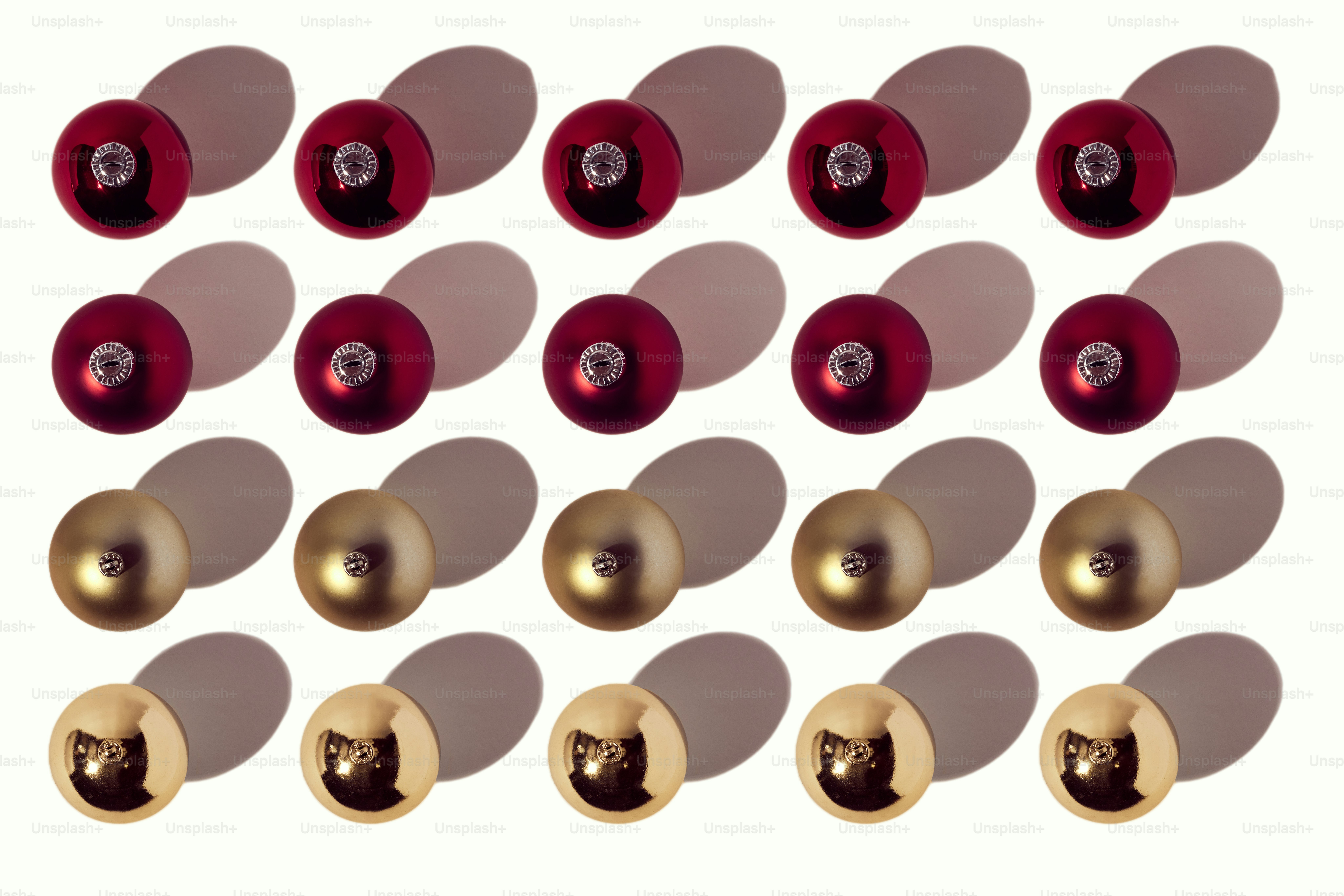 흰색 표면에 여러 개의 빨간색과 금색 장식품