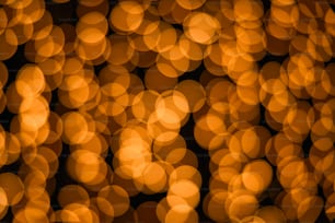 Ein verschwommenes Foto von einem Haufen Lichter