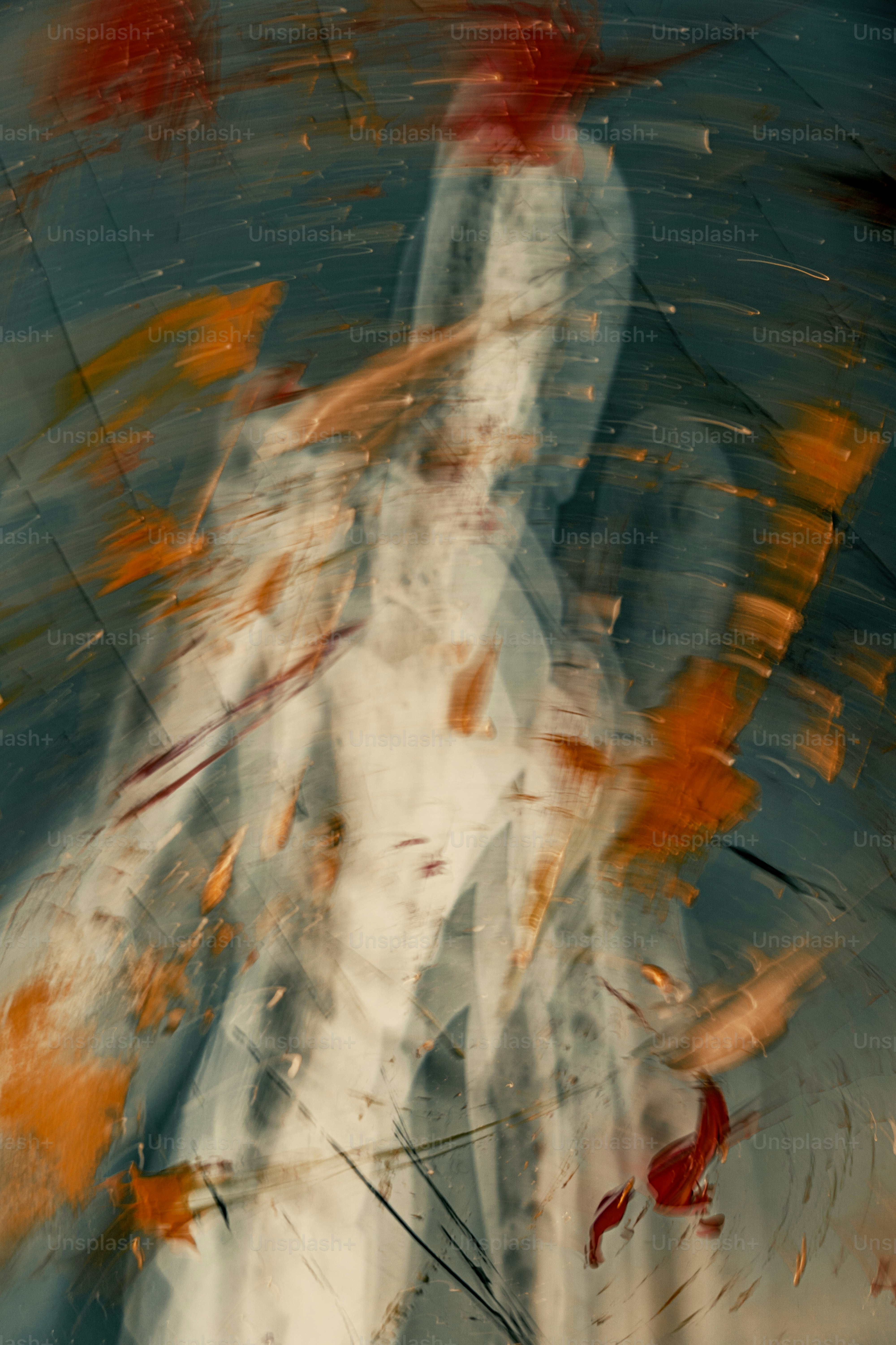 물웅덩이에 있는 사람의 모습