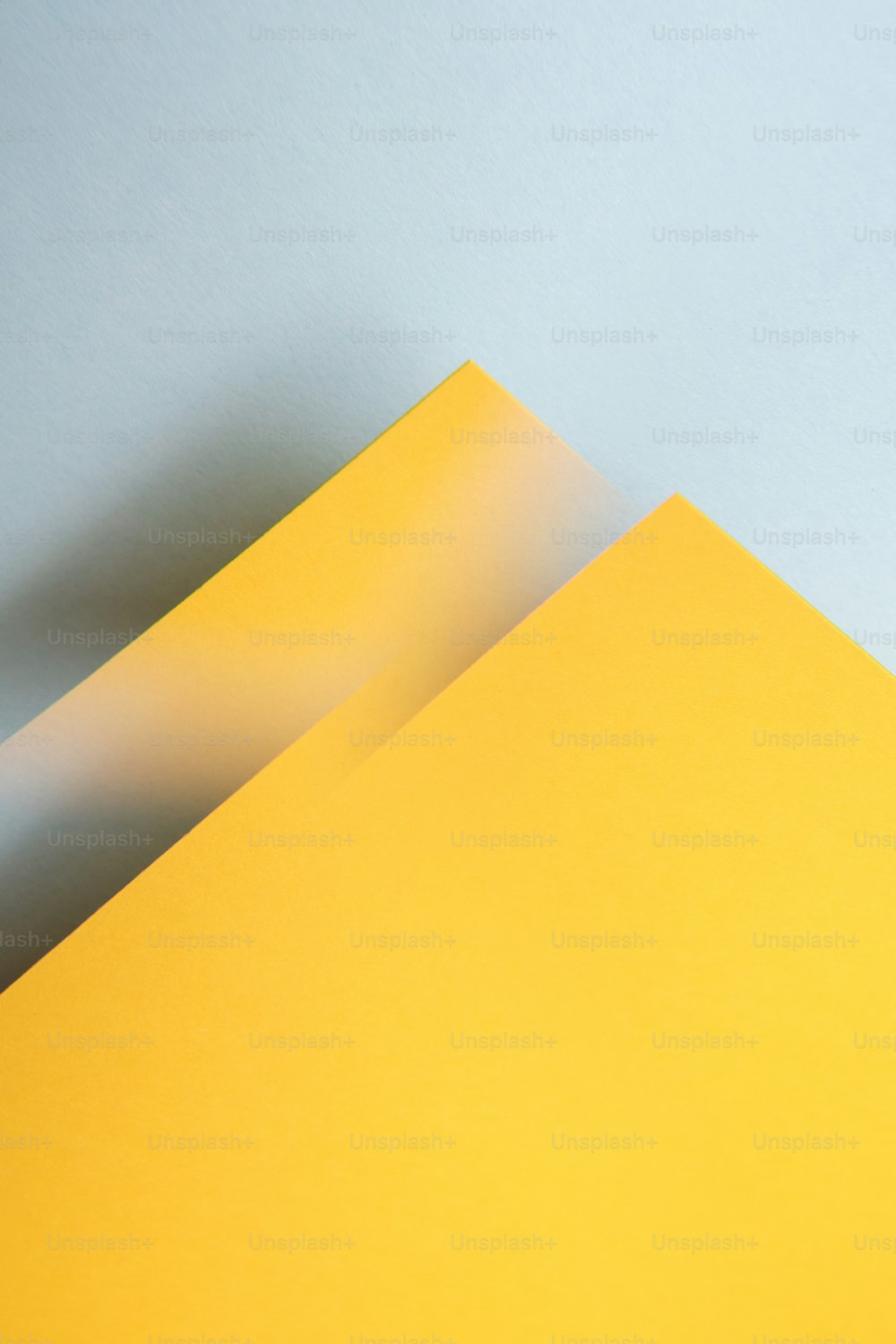 un pezzo di carta giallo seduto sopra un tavolo