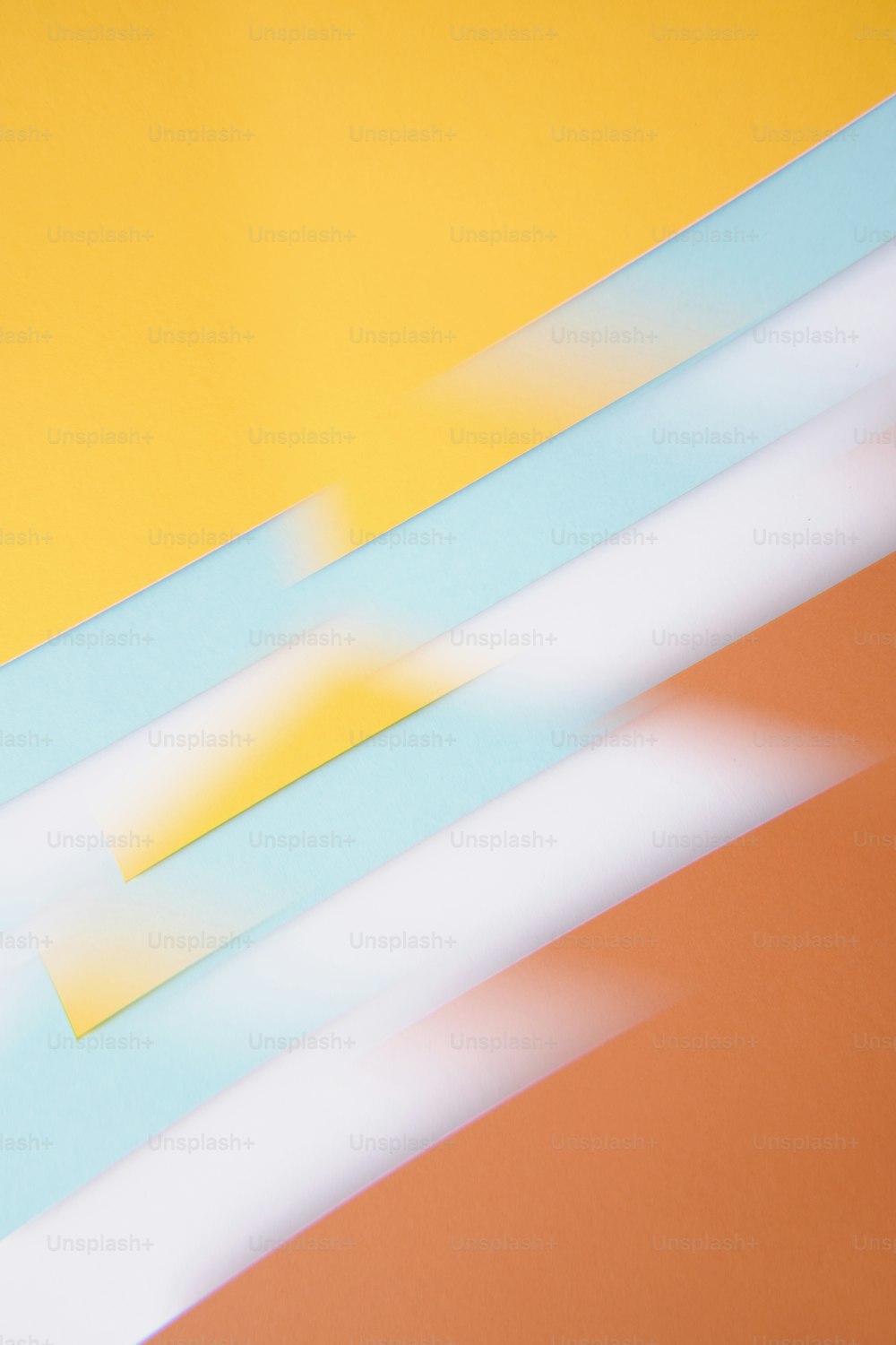 une photo floue d’une planche à roulettes sur fond jaune et orange