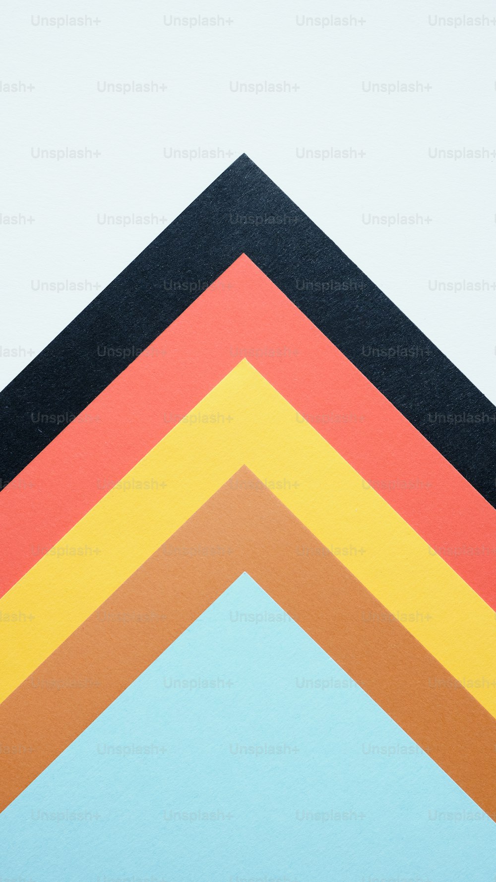 Un primo piano di un triangolo multicolore su sfondo bianco