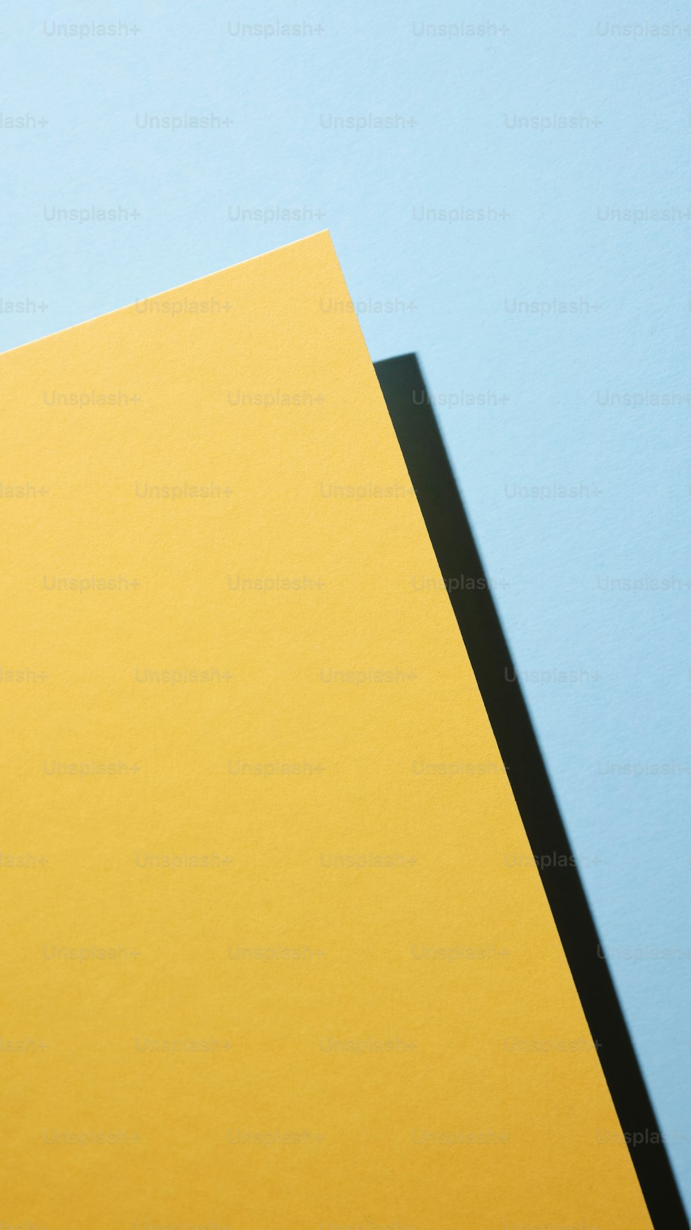 ein gelbes Blatt Papier auf blauem Hintergrund