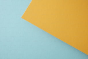 eine Schere, die auf einem gelb-blauen Blatt Papier sitzt