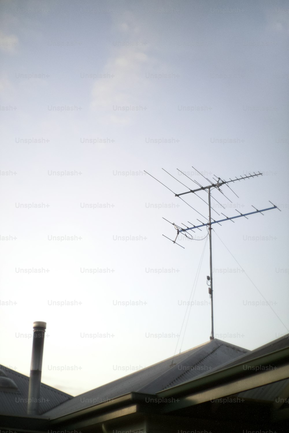 an antenna on top of a building with a sky background