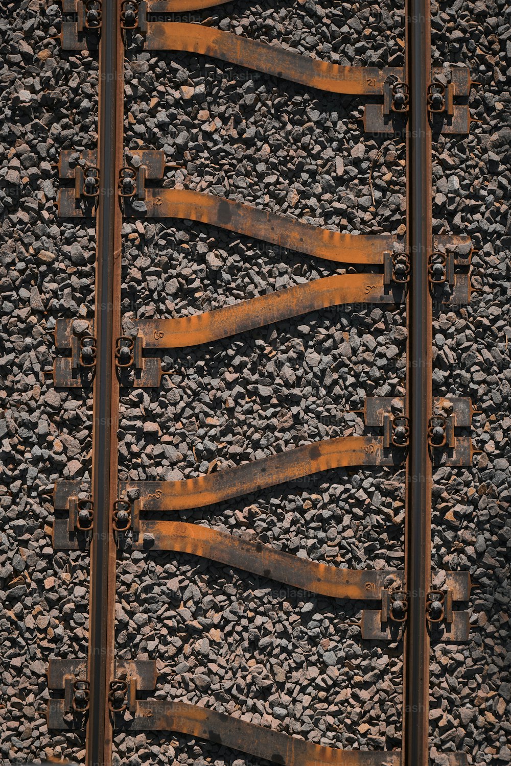 un gros plan d’une voie ferrée avec de la rouille dessus
