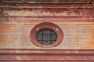 uma janela redonda na lateral de um edifício