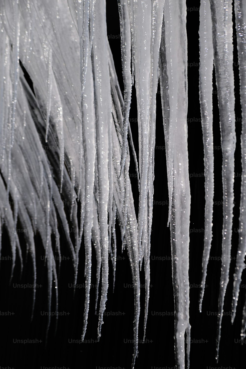 Eiszapfen, die von der Decke eines Gebäudes hängen