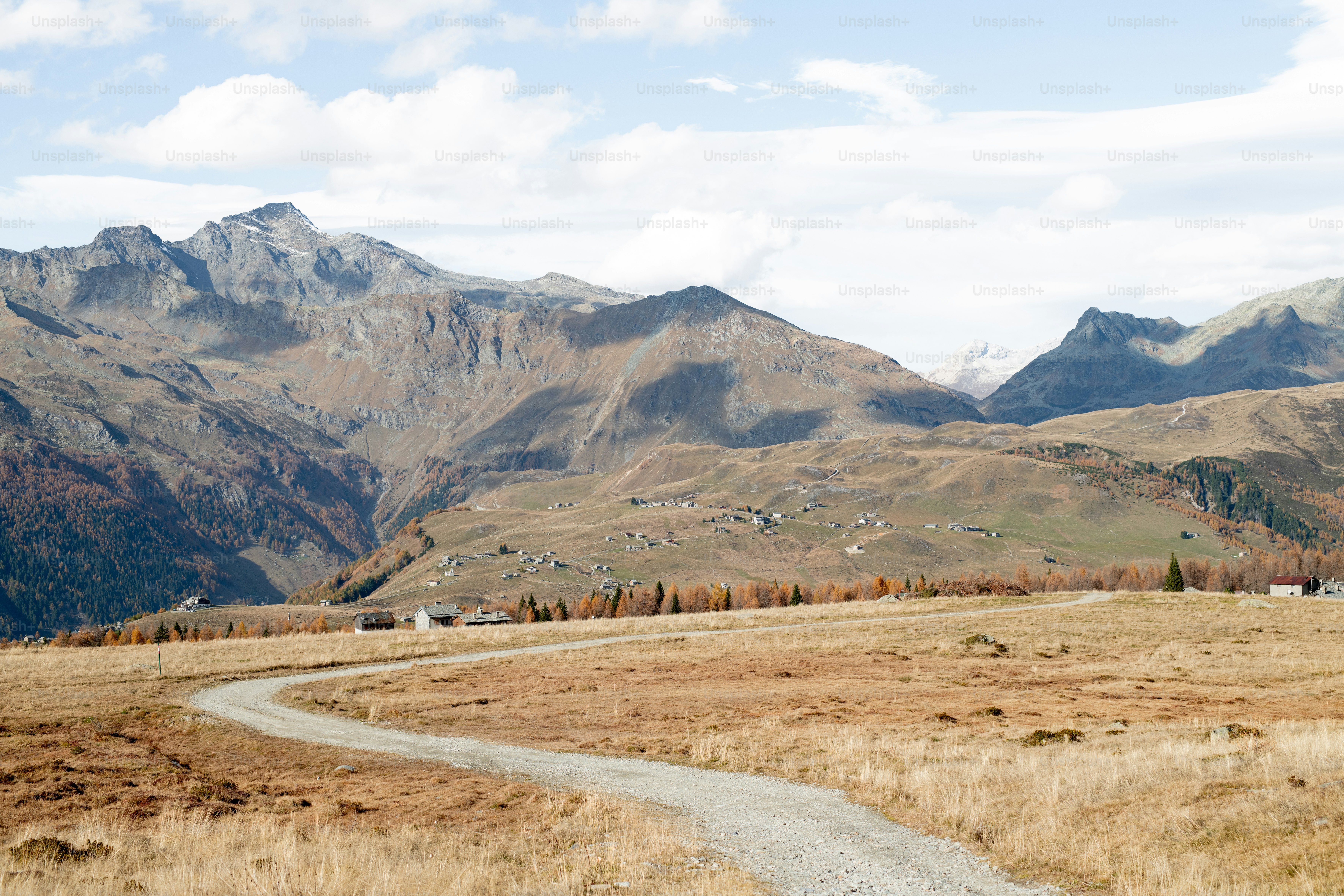 Un chemin de terre au milieu d’une chaîne de montagnes