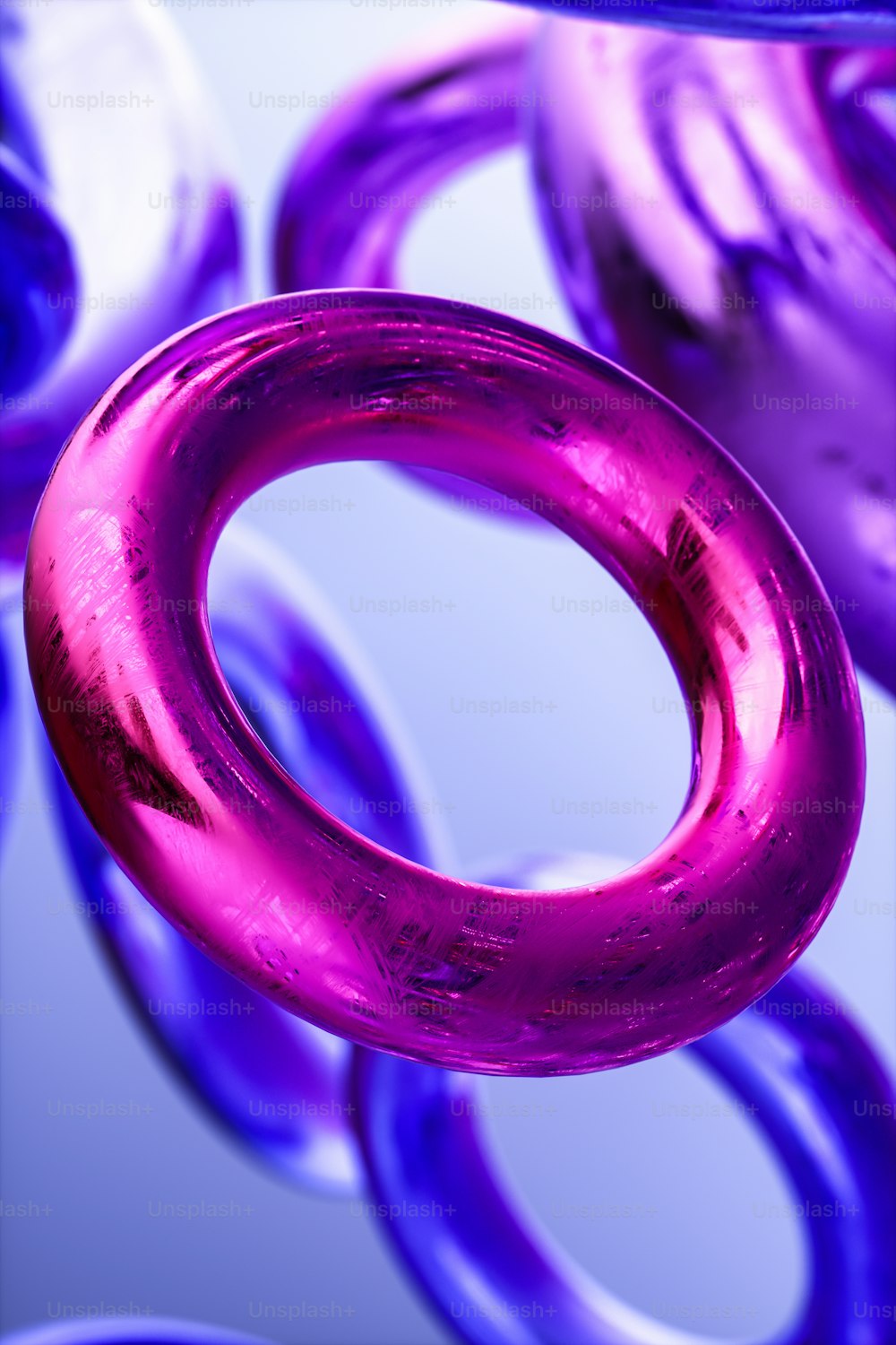 Eine Nahaufnahme eines lila Rings auf blauem Hintergrund