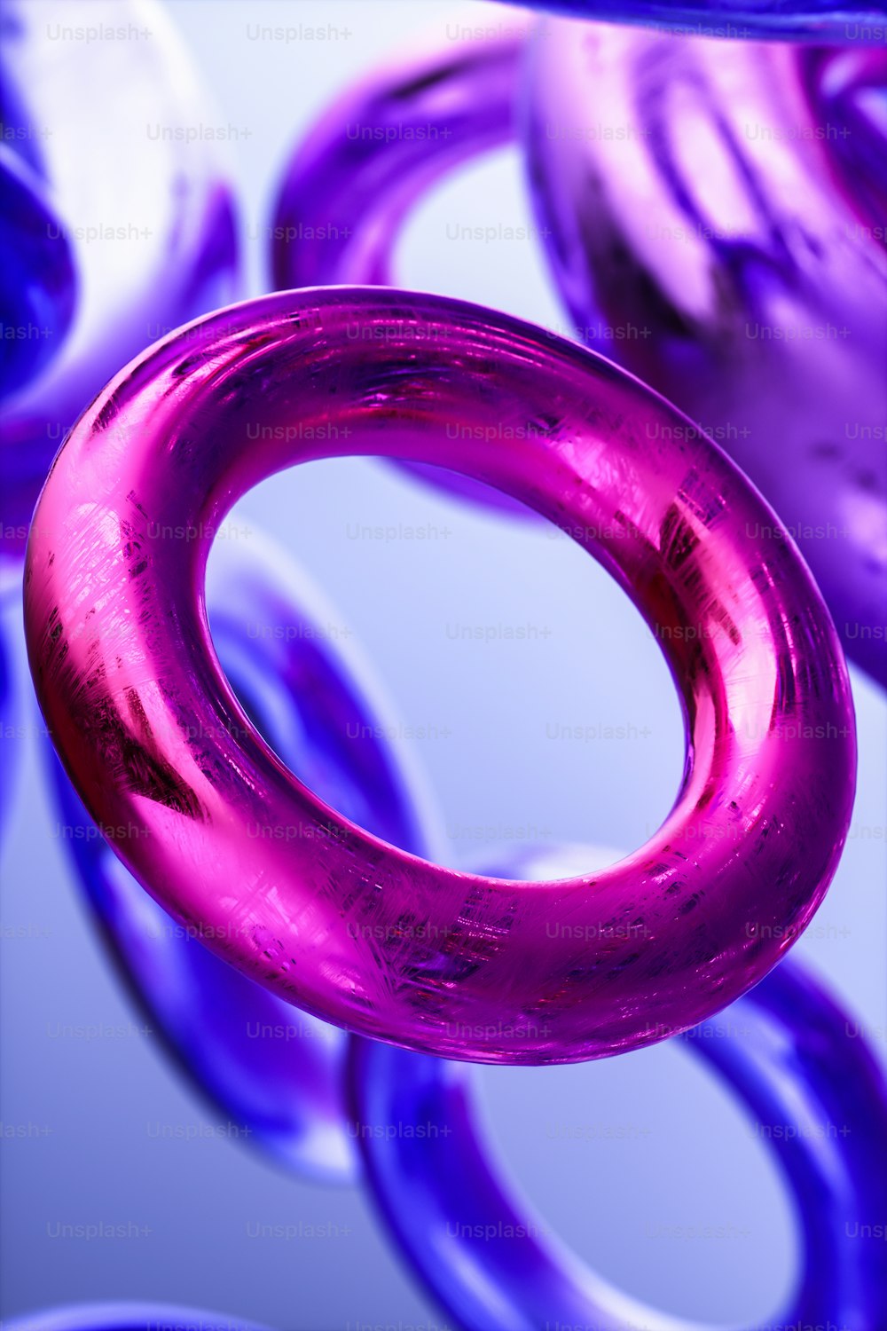 Un primo piano di un anello viola su sfondo blu