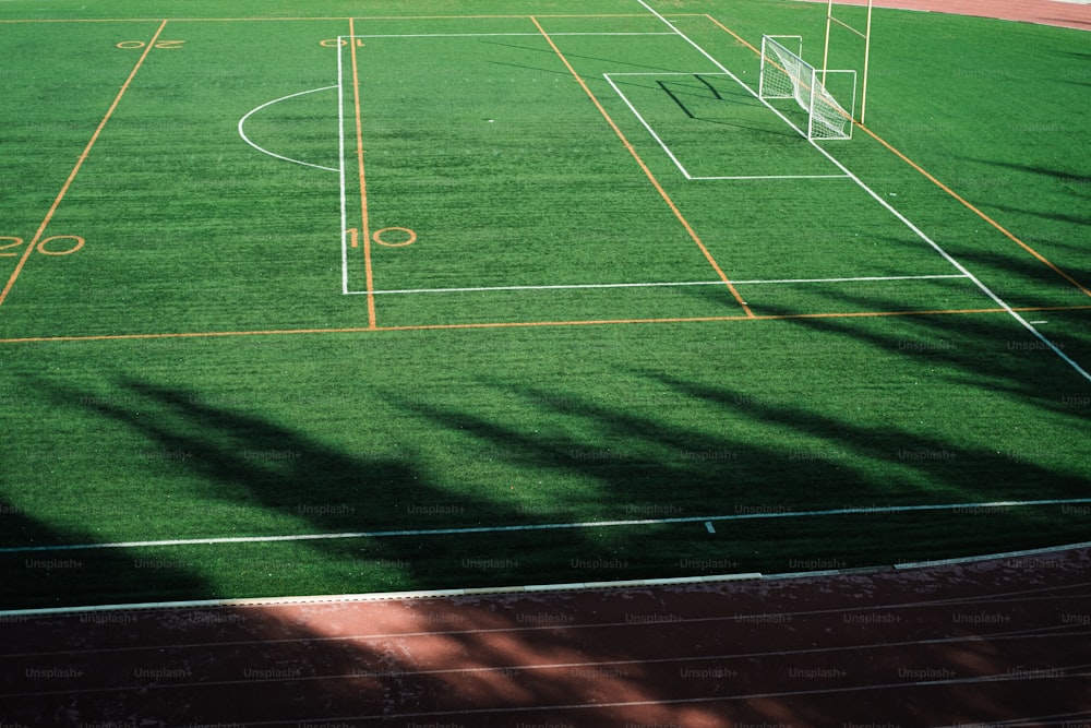 un campo de fútbol con una portería de fútbol y una portería de fútbol