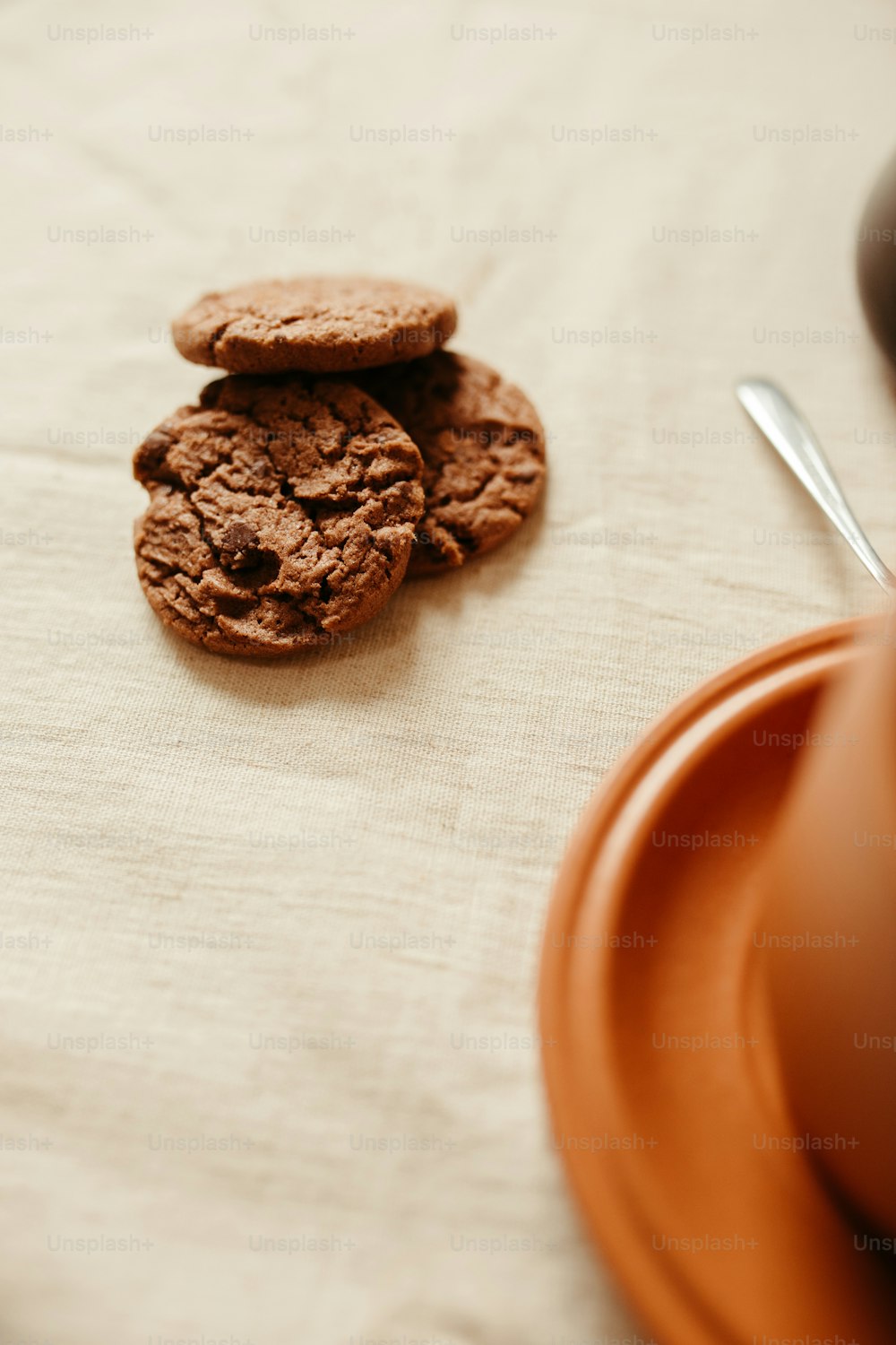 um prato de biscoitos e uma xícara de café