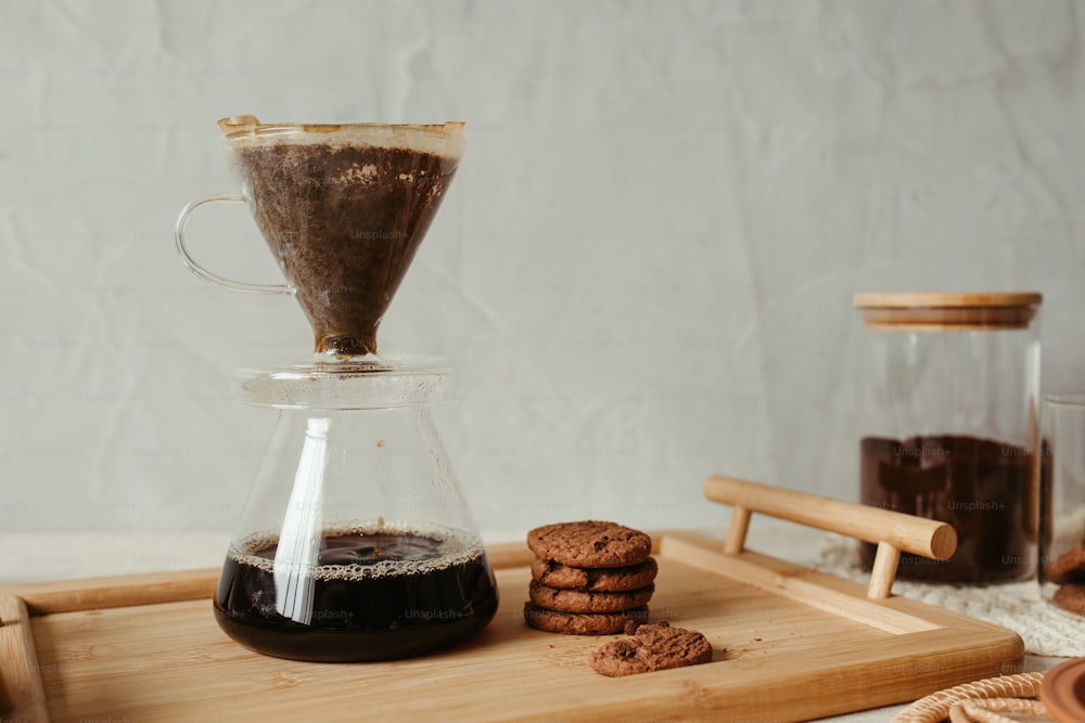 ein Holztablett mit Keksen und einer Kaffeekanne