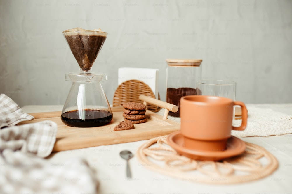 uma bandeja de madeira coberta com biscoitos ao lado de uma xícara de café