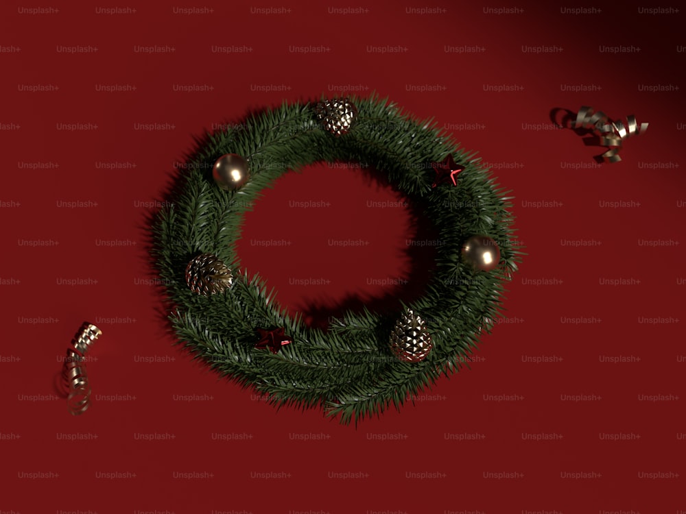 ein Weihnachtskranz mit Ornamenten auf rotem Hintergrund