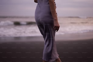 Eine Frau, die an einem Strand am Meer steht