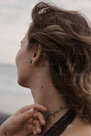 Una donna con un piercing nell'orecchio
